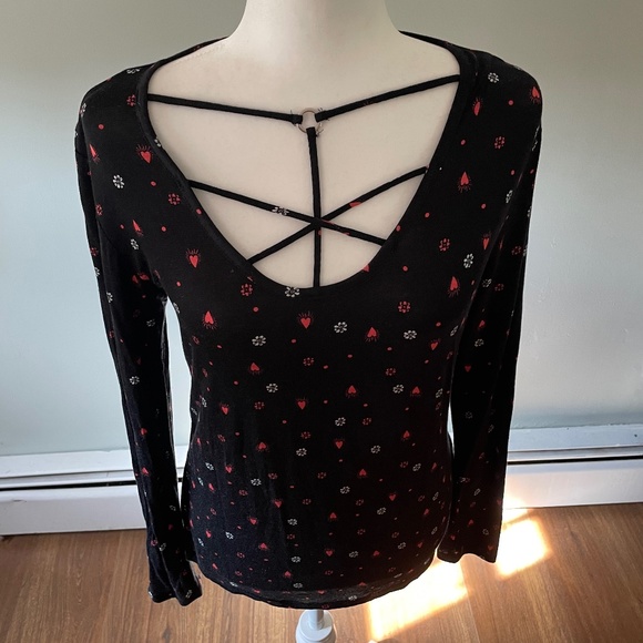 🆕 Black Flower and Heart Long Sleeve Top w/ Strappy Neck Design - Size M - Picture 6 of 8